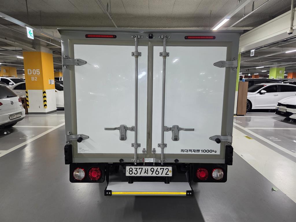 Small Truck Normal Box(Low Deck) - Vista 8