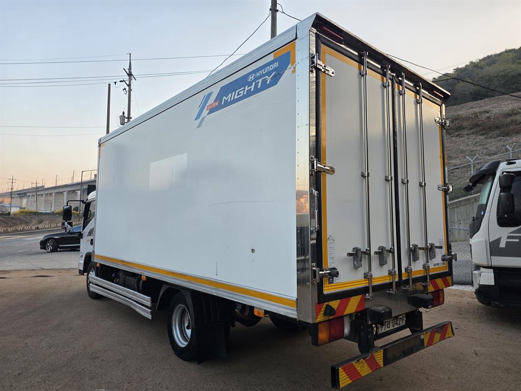 medium and large cargo truck - Vista 5