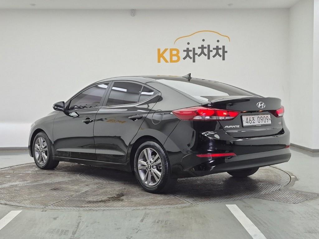 HYUNDAI Avante - Vista 3