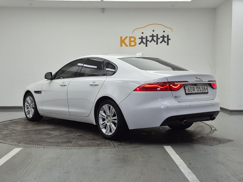 Jaguar XF - Vista 3
