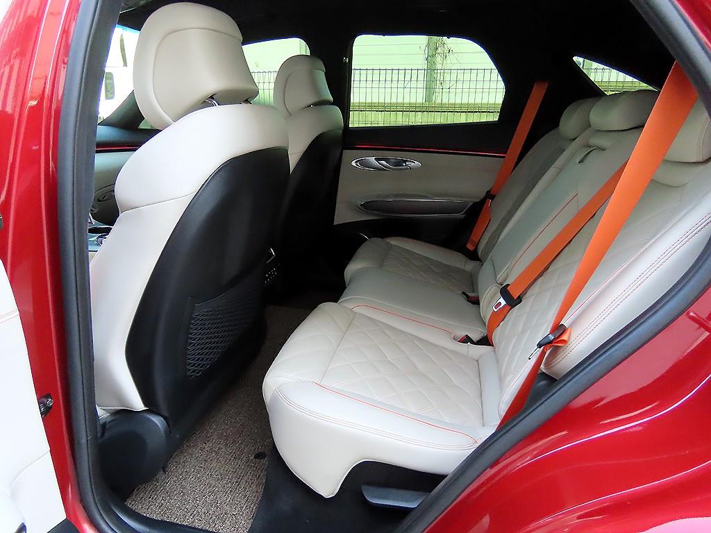 Genesis GV70 - Vista 6