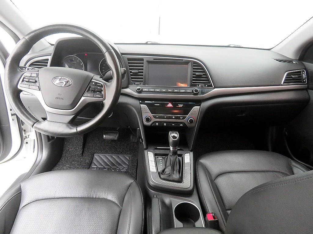 HYUNDAI Avante - Vista 7