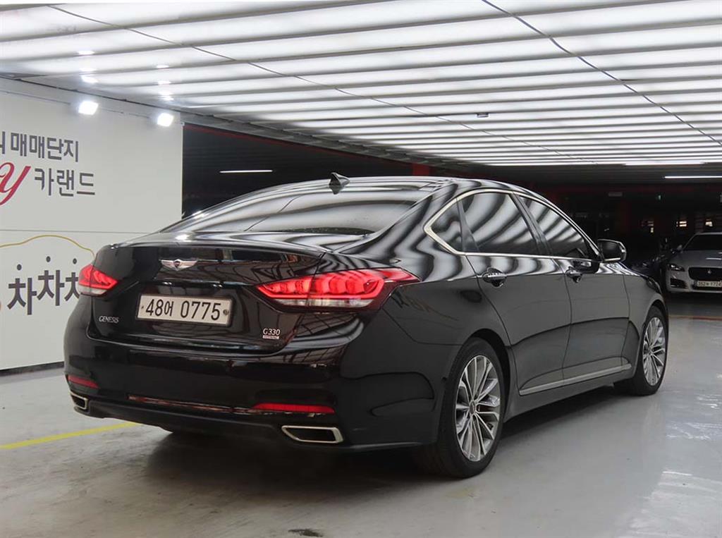 HYUNDAI Genesis - Vista 4