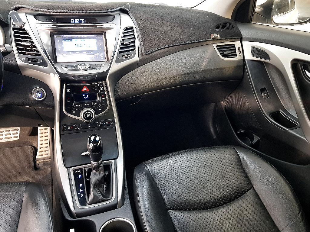 HYUNDAI Avante - Vista 10