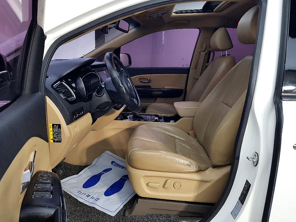 KIA Carnival - Vista 8