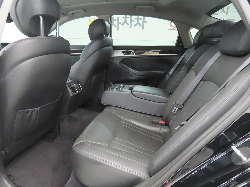 HYUNDAI Genesis - Vista 6