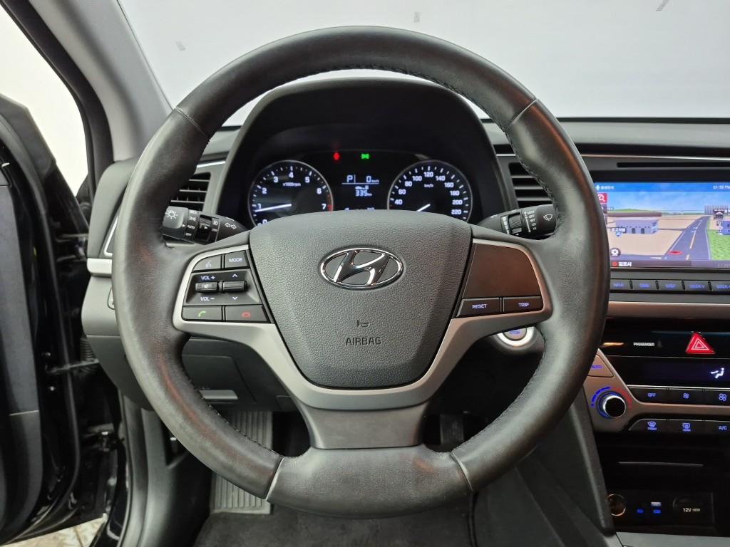 HYUNDAI Avante - Vista 9