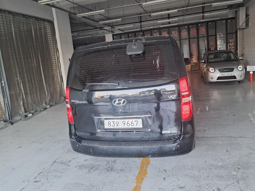 HYUNDAI Starex - Vista 3