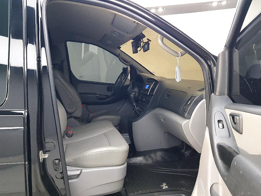 HYUNDAI Starex - Vista 5