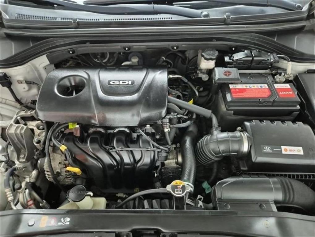 HYUNDAI Avante - Vista 5