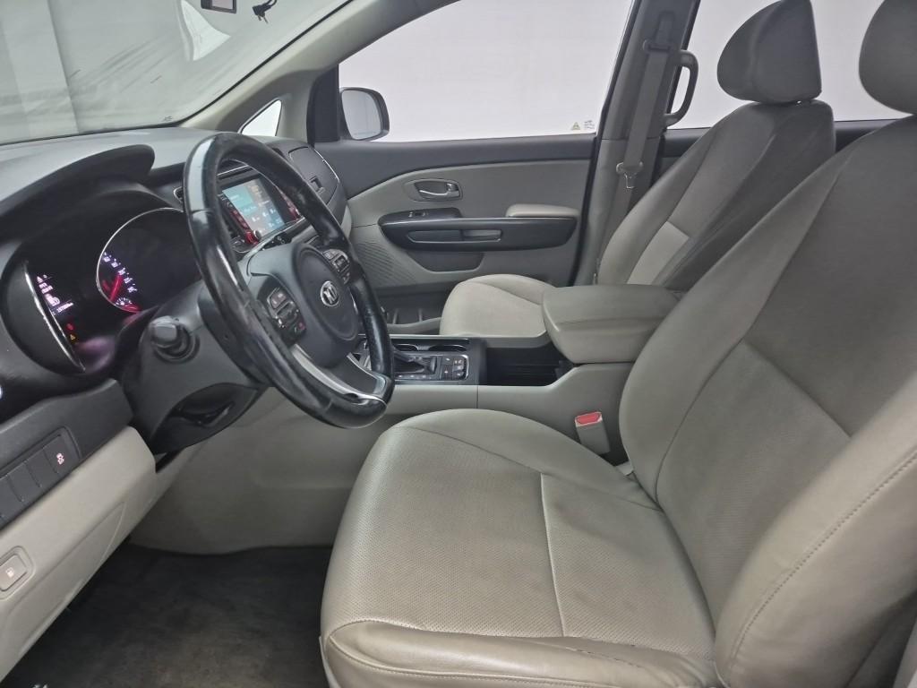 KIA Carnival - Vista 11
