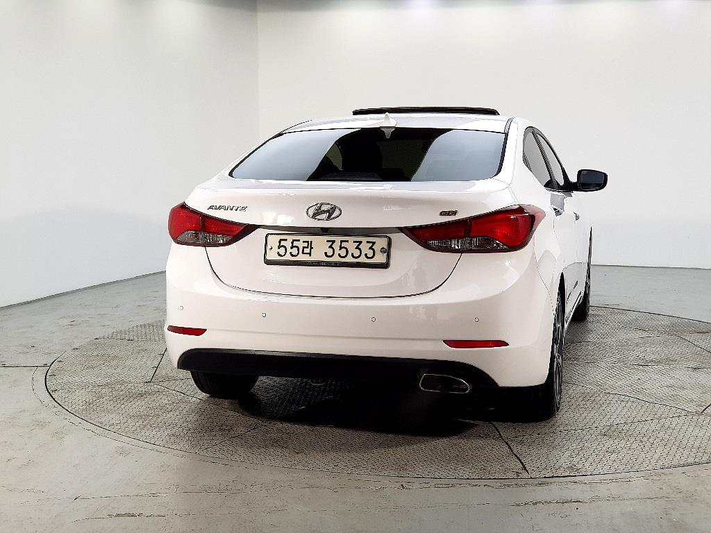 HYUNDAI Avante - Vista 3