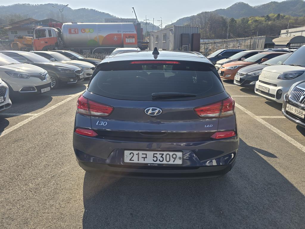 HYUNDAI i30 - Vista 3