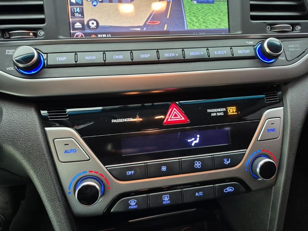 HYUNDAI Avante - Vista 10