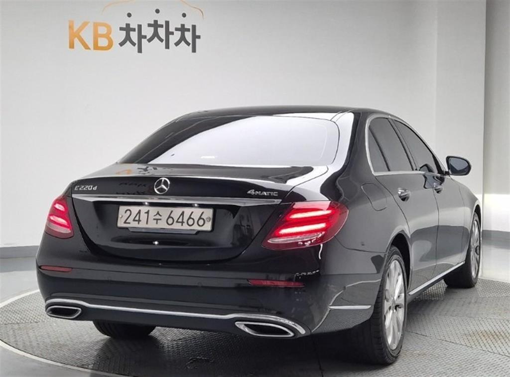 Mercedes Benz E class - Vista 4