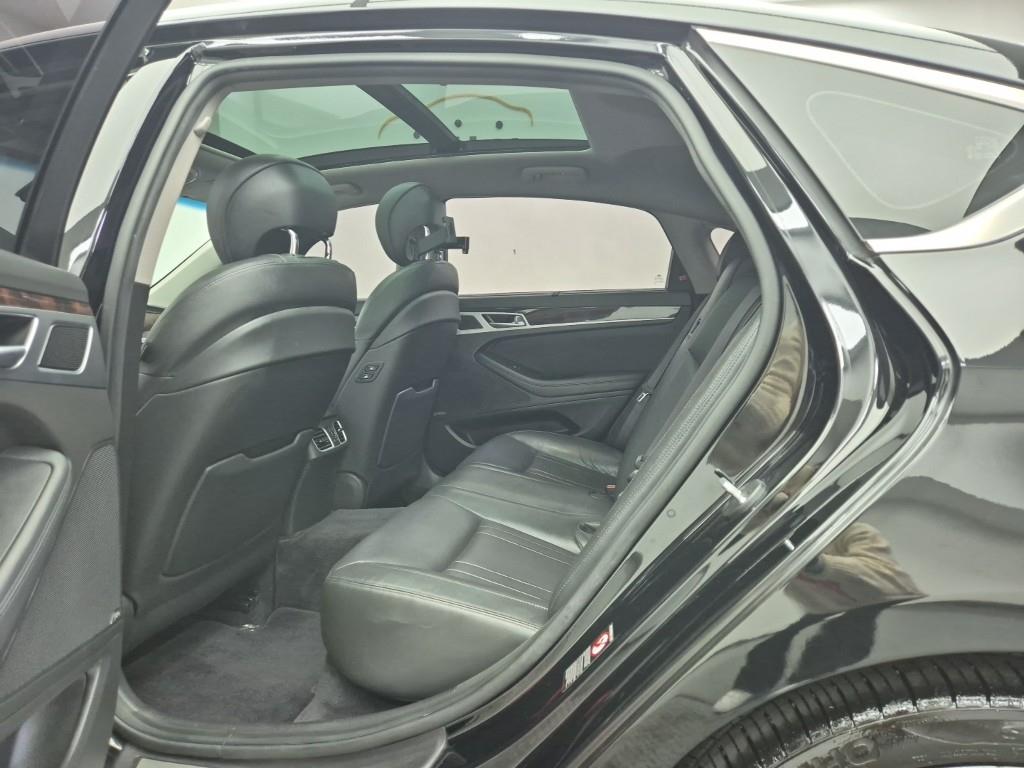 HYUNDAI Genesis - Vista 12