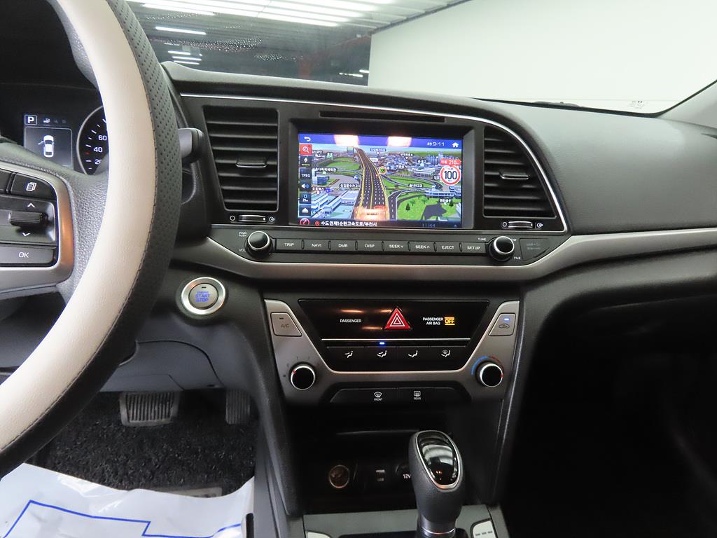 HYUNDAI Avante - Vista 10