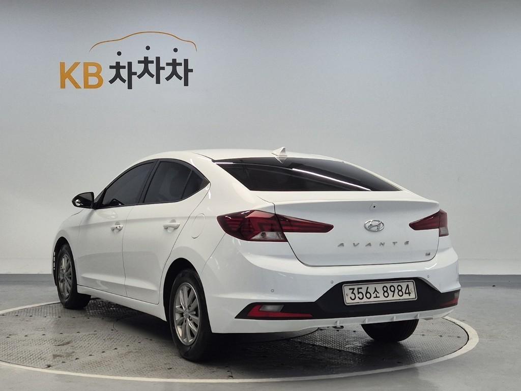 HYUNDAI Avante - Vista 2