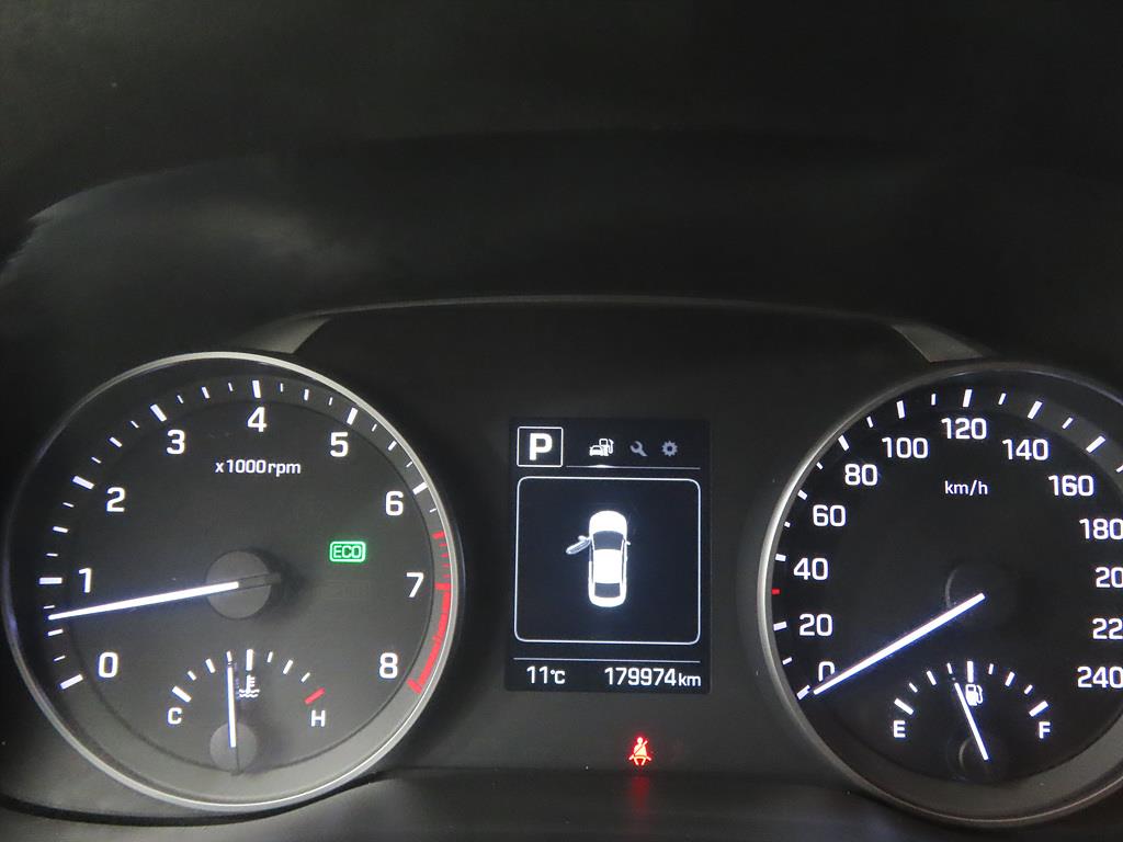 HYUNDAI Avante - Vista 9