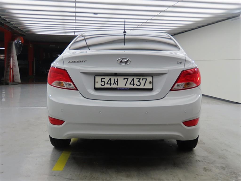 HYUNDAI Accent - Vista 3