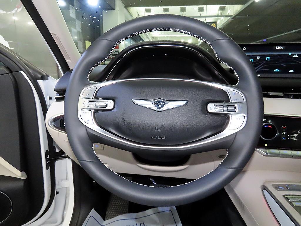 Genesis GV70 - Vista 8