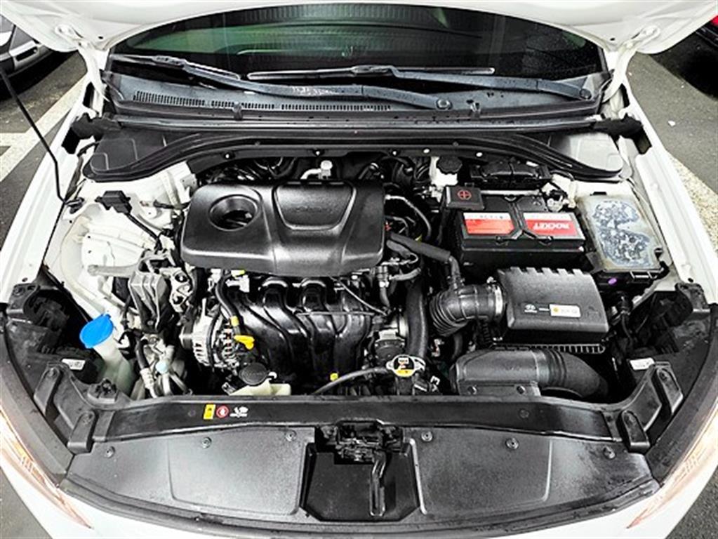 HYUNDAI Avante - Vista 5