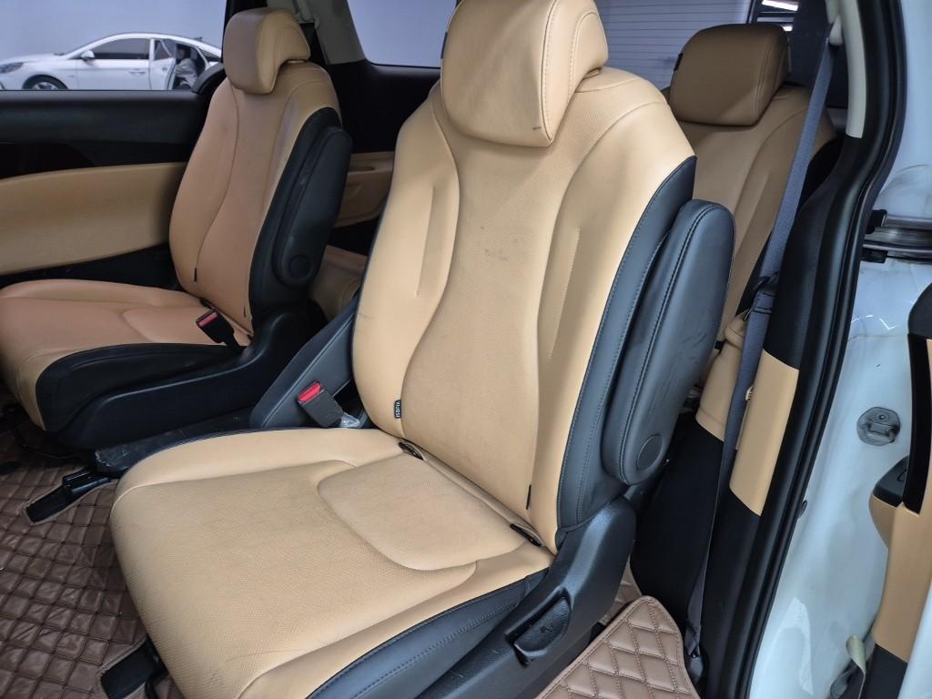 KIA Carnival - Vista 11