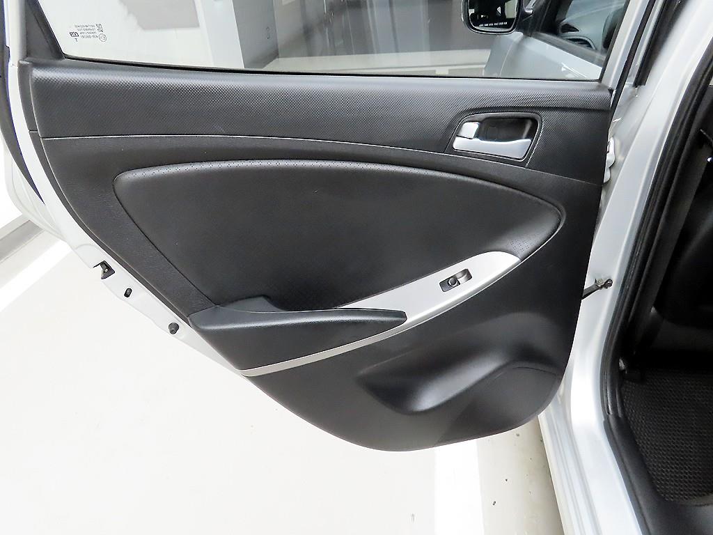 HYUNDAI Accent - Vista 12