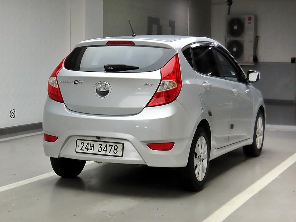 HYUNDAI Accent - Vista 4