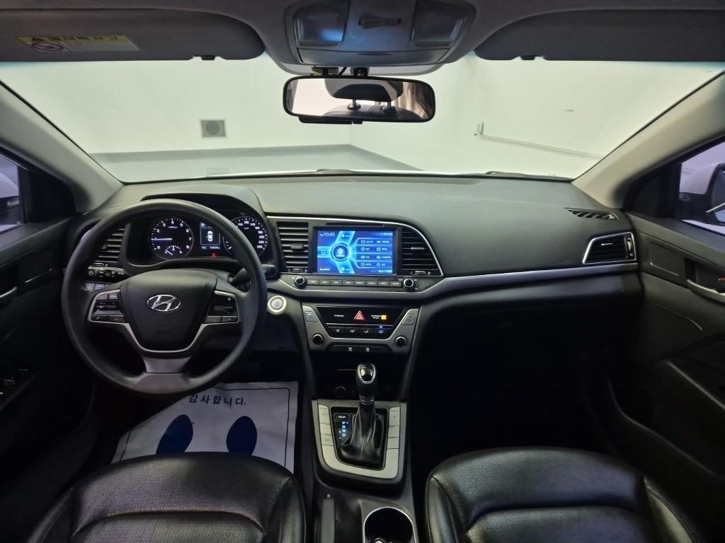 HYUNDAI Avante - Vista 5