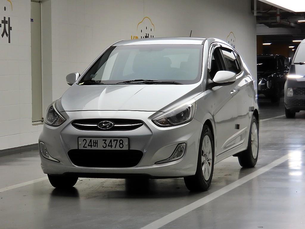 HYUNDAI Accent - Vista 2