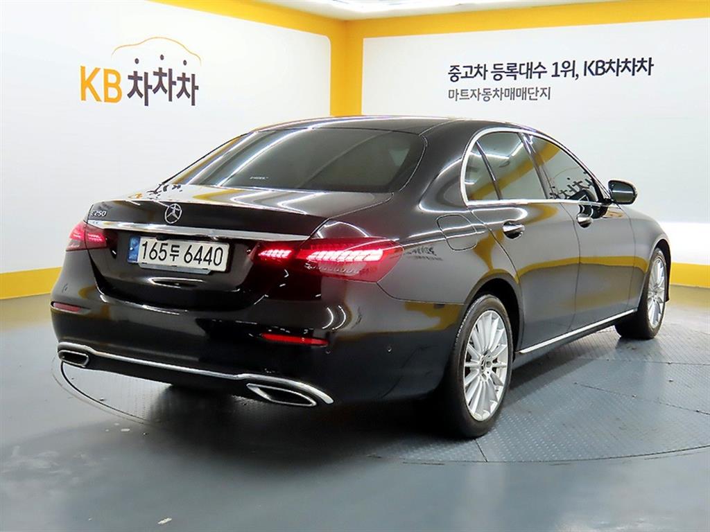 Mercedes Benz E class - Vista 4