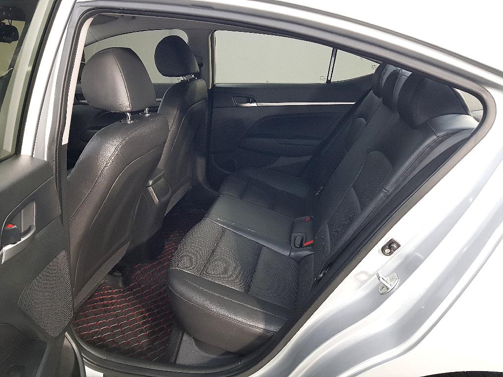 HYUNDAI Avante - Vista 9