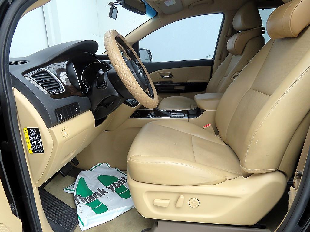KIA Carnival - Vista 8