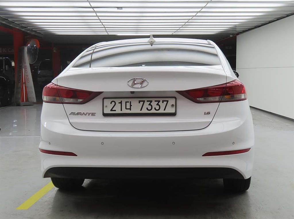 HYUNDAI Avante - Vista 3