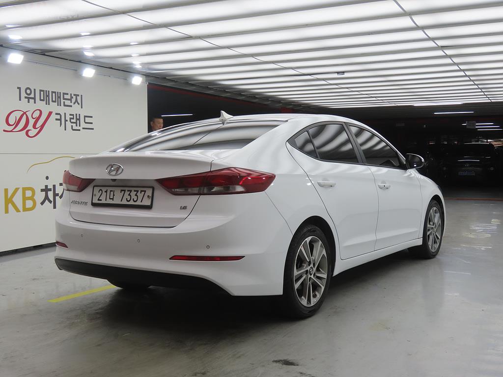 HYUNDAI Avante - Vista 4