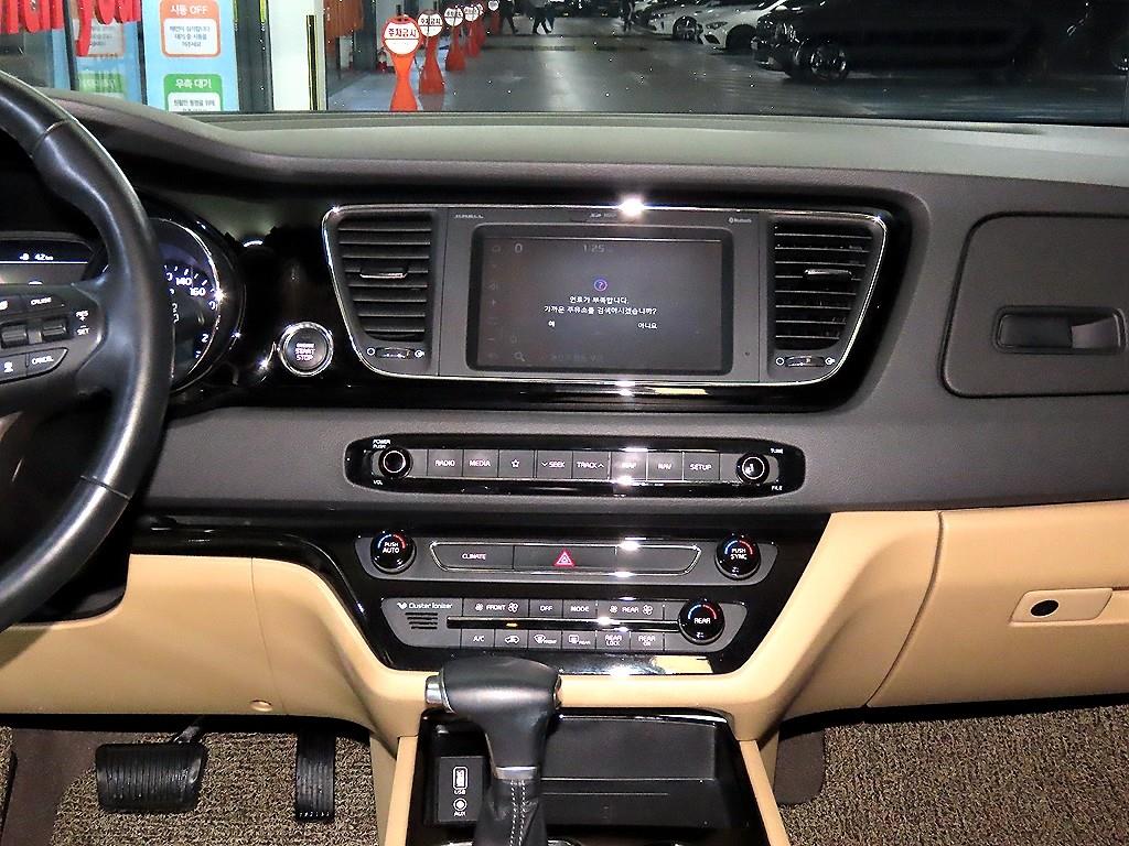 KIA Carnival - Vista 11