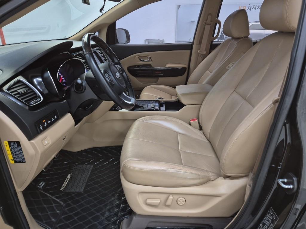 KIA Carnival - Vista 11