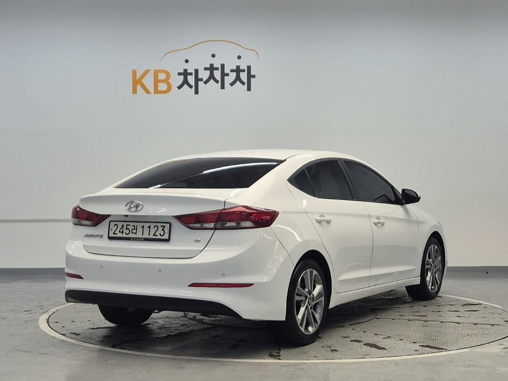 HYUNDAI Avante - Vista 4