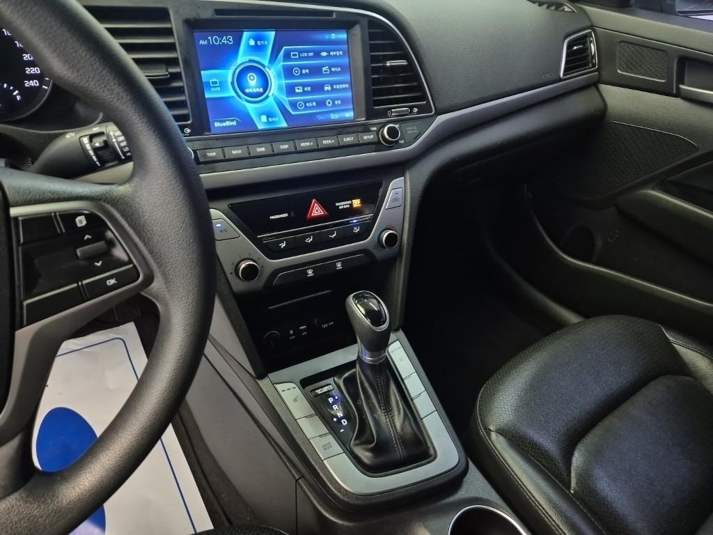 HYUNDAI Avante - Vista 9