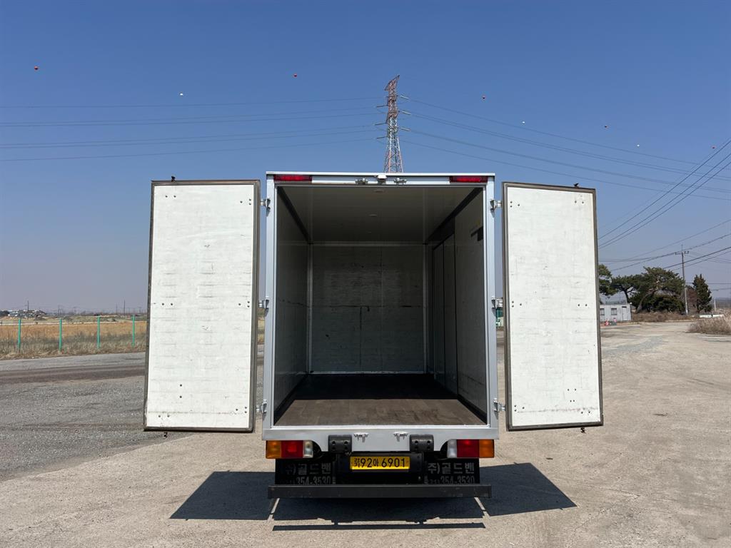 medium and large cargo truck - Vista 7