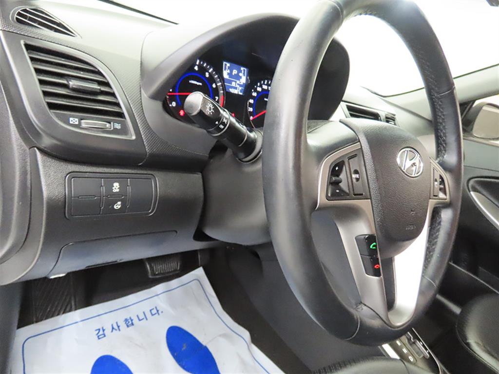 HYUNDAI Accent - Vista 12