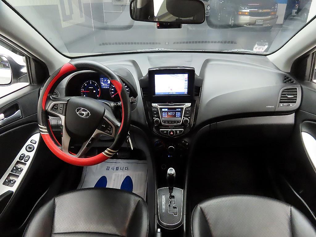 HYUNDAI Accent - Vista 8