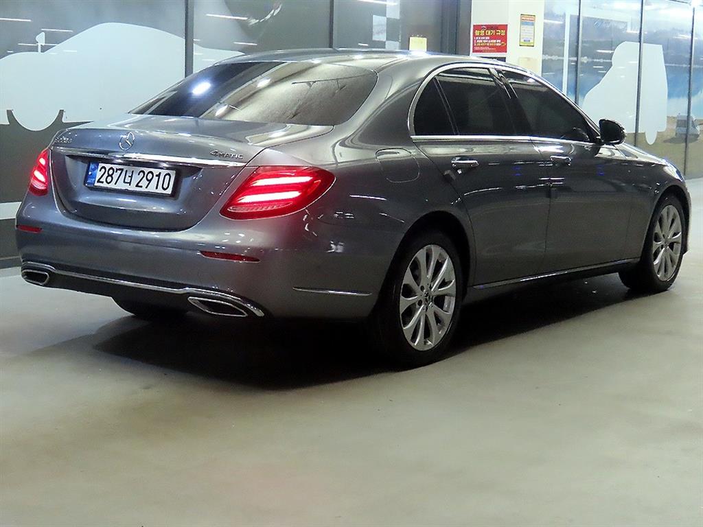 Mercedes Benz E class - Vista 4