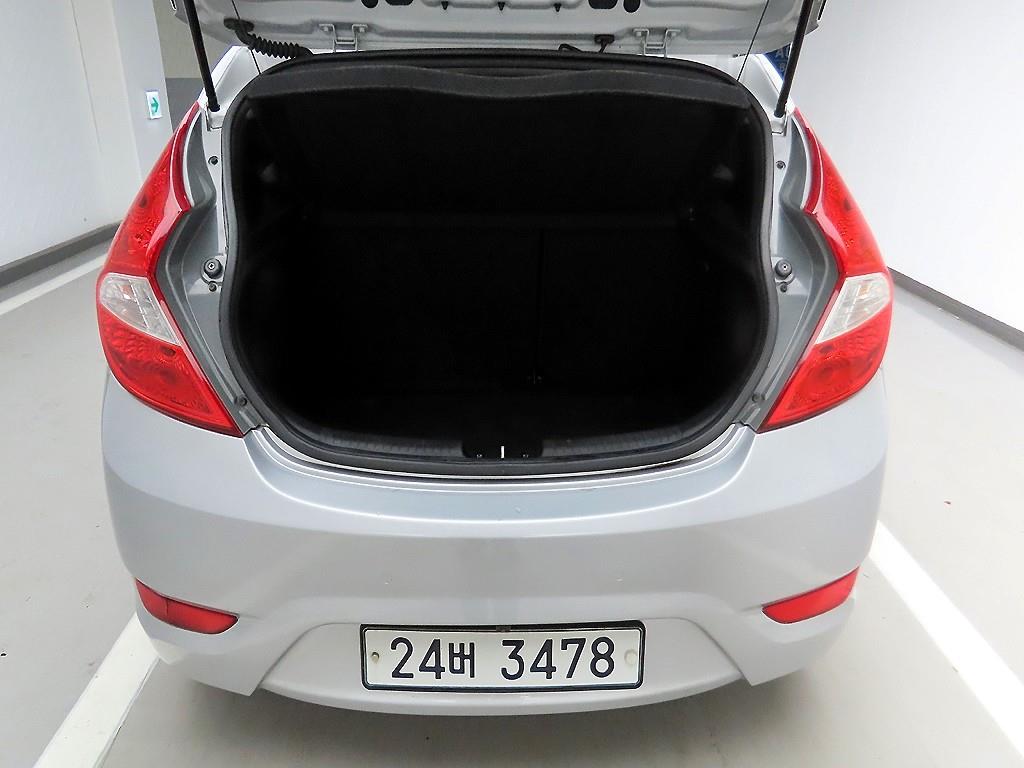 HYUNDAI Accent - Vista 5