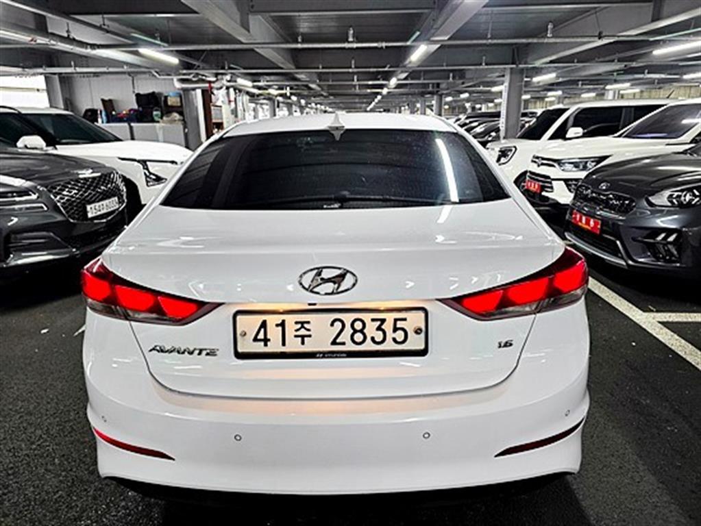 HYUNDAI Avante - Vista 3