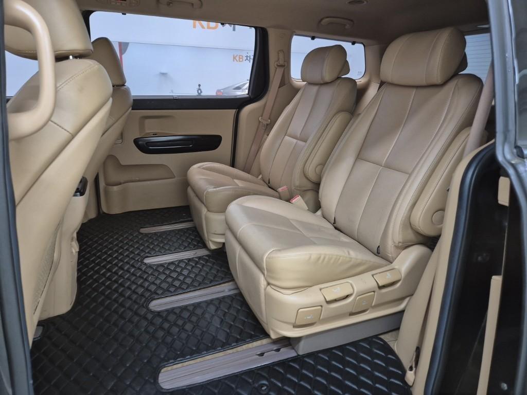 KIA Carnival - Vista 12
