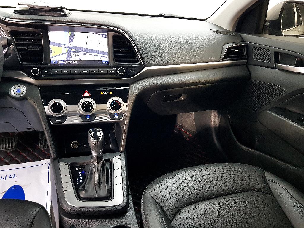 HYUNDAI Avante - Vista 10