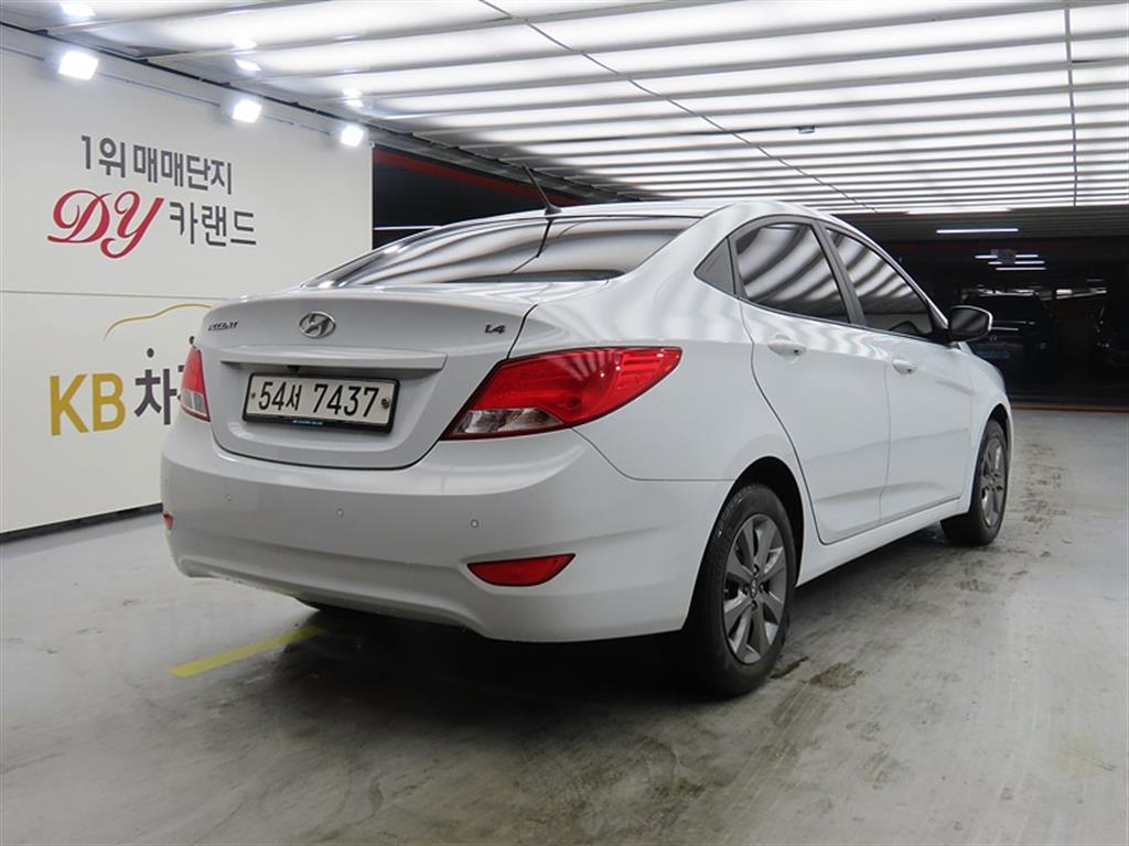 HYUNDAI Accent - Vista 4