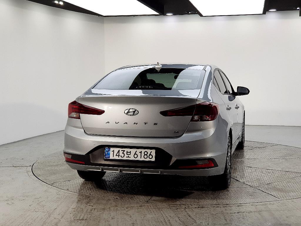 HYUNDAI Avante - Vista 3